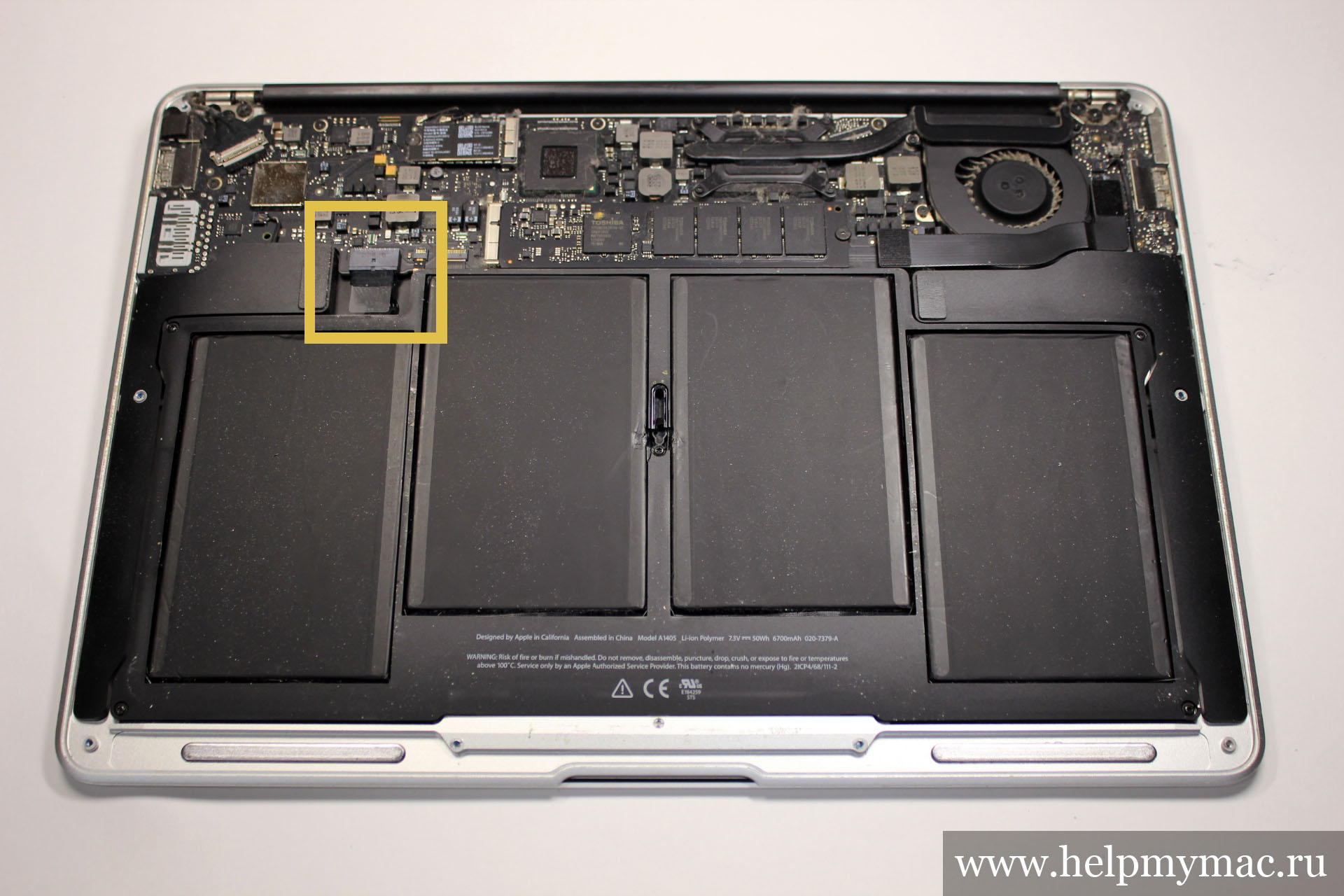 Отключаем аккумуляторную батарею от материнской платы MacBook Air